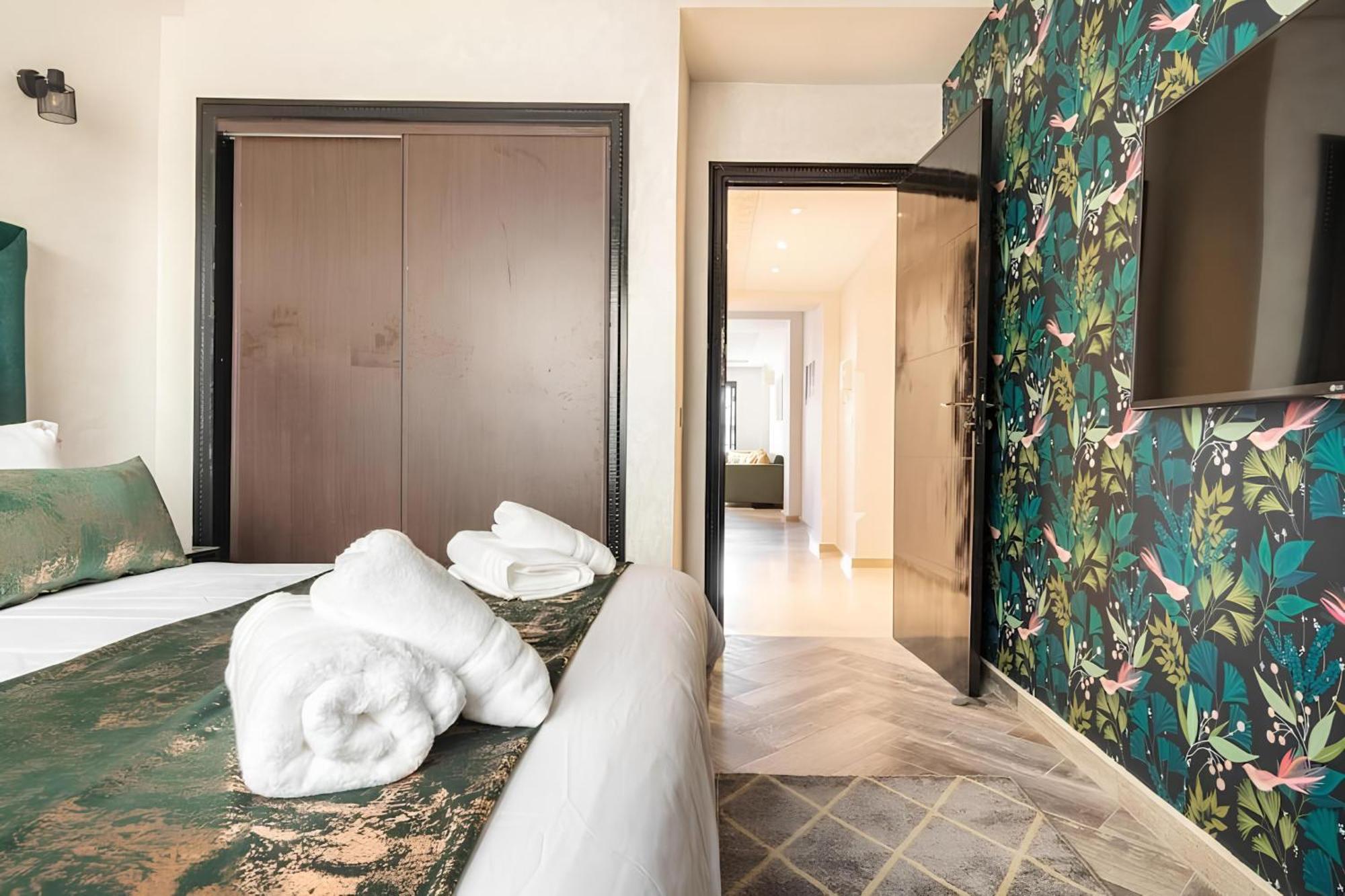 C-Appartement De Luxe Plein Centre De Gueliz Avec Piscine Parking Wifi Netflix マラケシュ エクステリア 写真