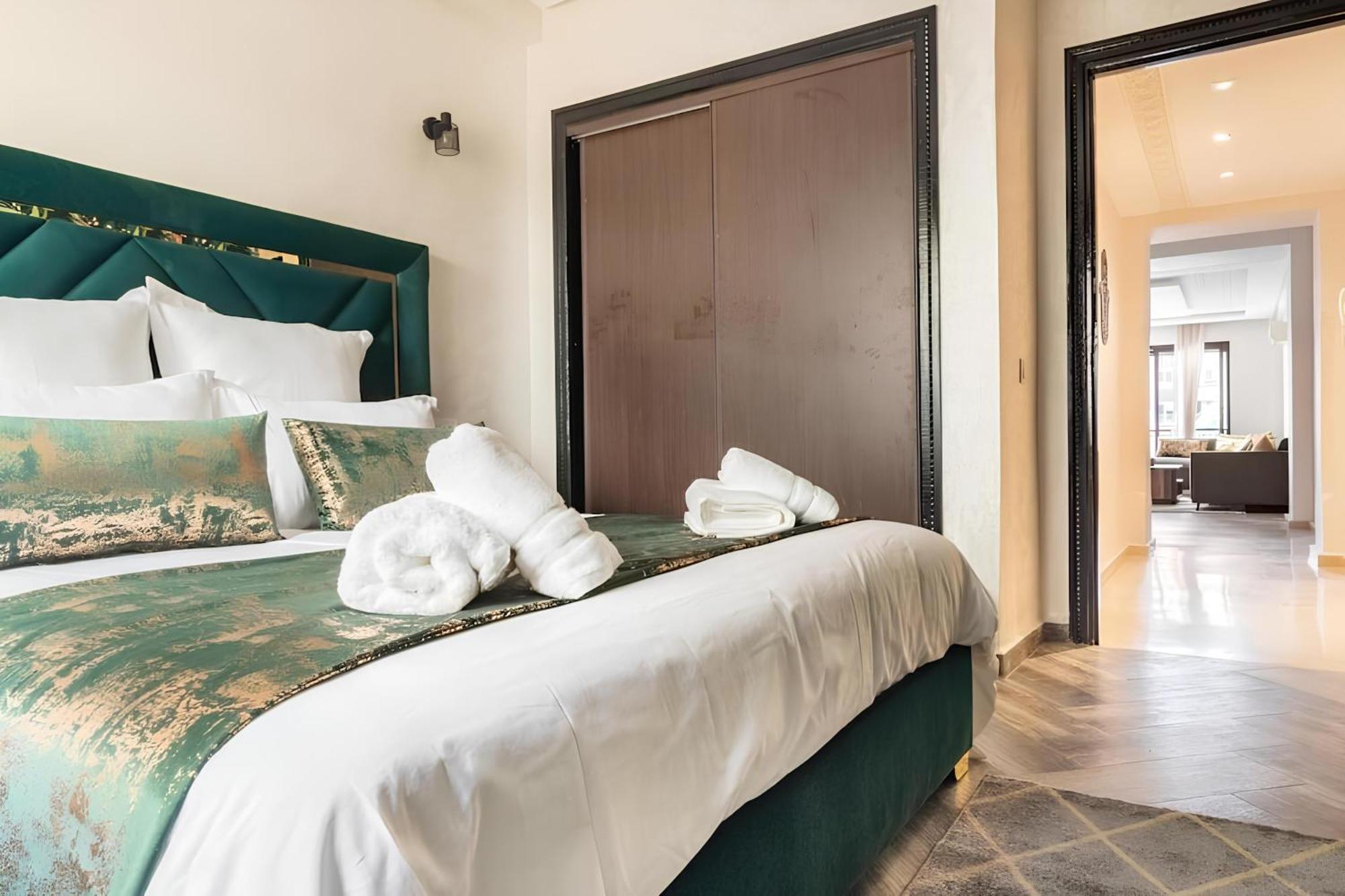 C-Appartement De Luxe Plein Centre De Gueliz Avec Piscine Parking Wifi Netflix マラケシュ エクステリア 写真